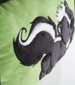 Nici 41152 Kissen Stinktier Steve 43x25cm Plüsch Forest Friends -Donau - Zwerge 41152 000 ansicht 02 xl