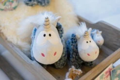 Nici 44173 Einhorn Snorre Hornson Mit Kapuze Ca 22cm Plüsch Kuscheltier -Donau - Zwerge 44173 04 Milieu 2048x1365