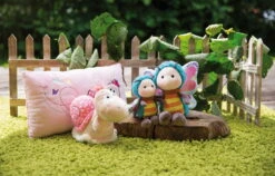 Nici 47942 Kissen Rosa Schmetterling 43x25cm Plüsch Hello Spring Frühling -Donau - Zwerge 47941 06 47938 47946 47947 Milieu 2048x1312 1