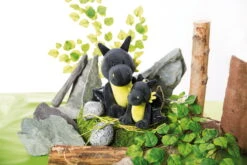 Nici 47995 Drache Dragor Schwarz-gelb 45cm Stehend Plüsch Kuscheltier Dragonia -Donau - Zwerge 47994 06 47993 Milieu 2048x1365