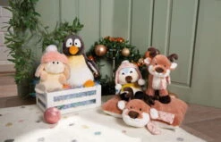 Nici 48356 Pinguin Noshy Schlafend Im Körbchen 12cm Plüsch Winter Friends GREEN 5 Nici 48356 Pinguin Noshy Schlafend Im Körbchen 12cm Plüsch Winter Friends GREEN -Donau - Zwerge 48315 14 48316 48334 48314 48311 Milieu 2048x1316 3