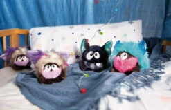 Nici 48423 Monsterdoos Monster Creepydoo Schwarz 10cm Plüsch Kuscheltier -Donau - Zwerge 48421 10 48422 48423 Milieu 2048x1330