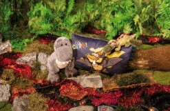 Nici 48817 Dinosaurier Fossily 45cm Liegend Plüsch Kuscheltier Dino GREEN 16 Nici 48817 Dinosaurier Fossily 45cm Liegend Plüsch Kuscheltier Dino GREEN -Donau - Zwerge 48810 13 48819 Milieu 2048x1331